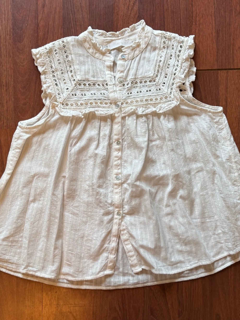 Mango White Eyelit Ruffled S/S Blouse in White- sz. 8- EUC